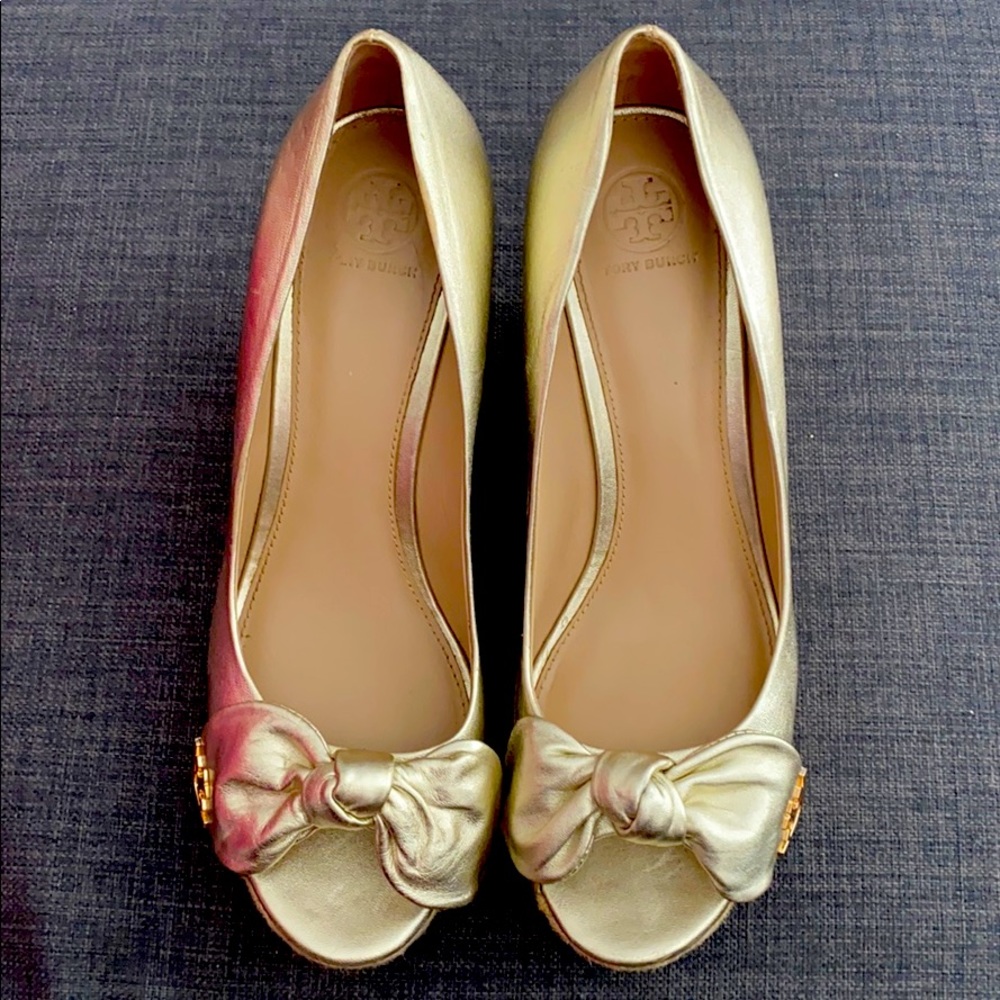 New light gold Tory Burch peep toe wedges size 10